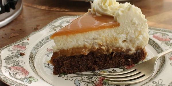 Torta mousse de coco, dulce de leche y ciruelas