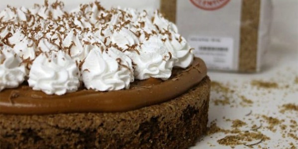Torta de harina de nuez, dulce de leche y crema