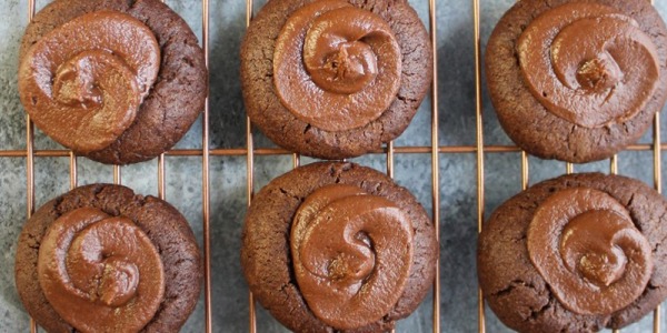 Pepas de chocolate y crema de maní