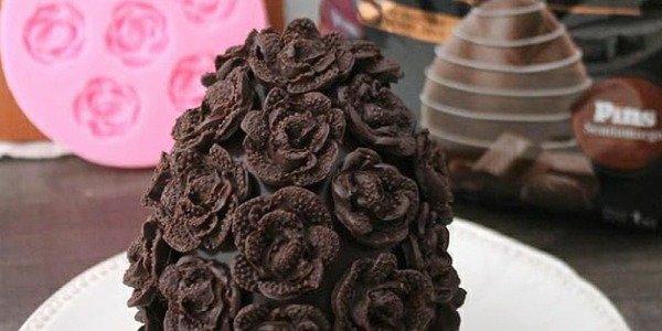 Huevo de pascua con rosas de chocolate