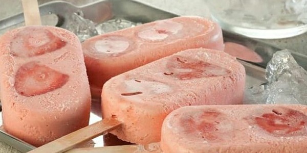 Cómo hacer paletas de helado de frutilla