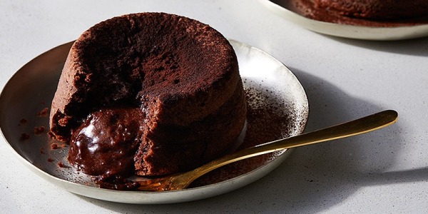 Volcán de chocolate en molde para muffins