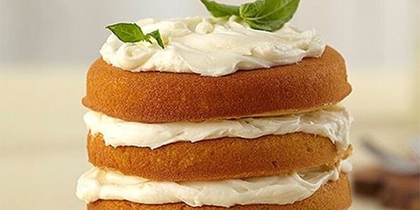 Torta refrescante de limón y albahaca