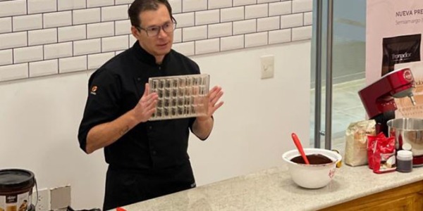 Clase de chocolatería: bombones y el ABC de la técnica del templado