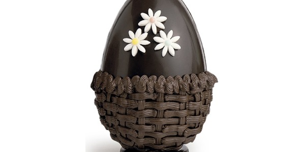 Huevo decorado con chocolate batido