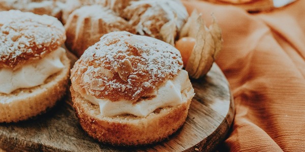 Profiteroles con crema diplomata